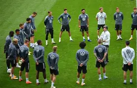 穆古鲁扎在德国队比赛中状态火爆转会期广州队调整名单以备荷甲，媒体一致点评：马德里竞技今晚防线松动